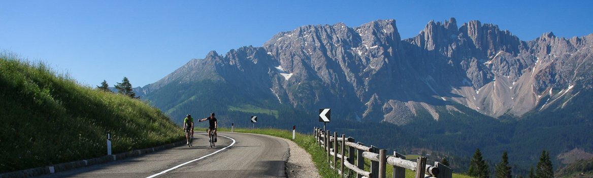 circuit vélo de route dans les Dolomites, à l'assault des grands cols d'Italie