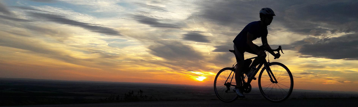 cycliste au coucher du soleil