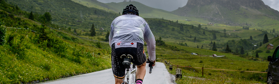 à vélo électrique sur les petites routes de la Drôme, la traversée d'un village