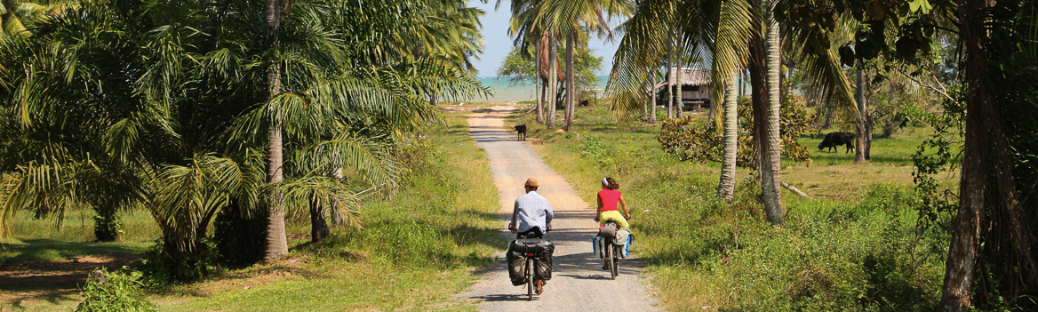 Vélo en Birmanie, devant les temples