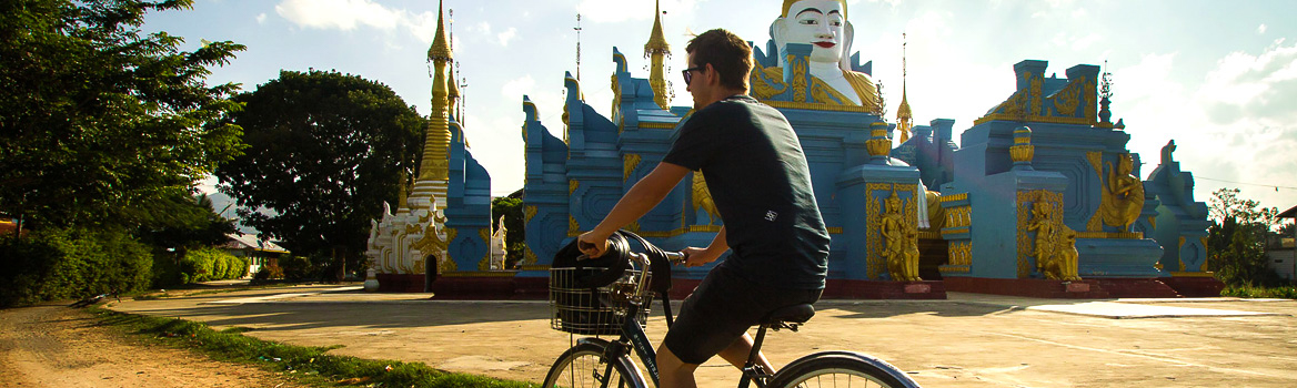 Vélo en Birmanie, devant les temples