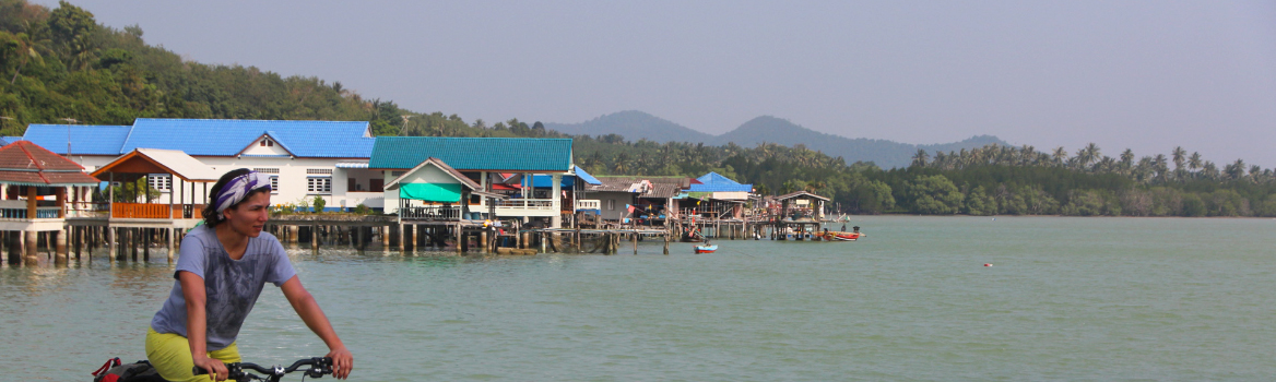 Vélo en Thailande devant maison pilotis