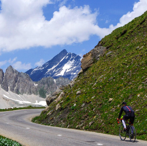 Vélo de route en pleine ascension d'un grand col des Alpes