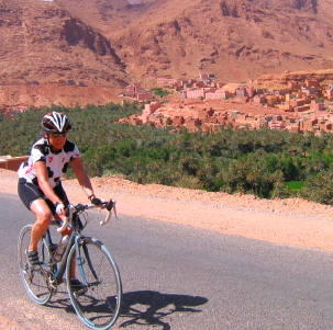 femme à vélo de route au maroc