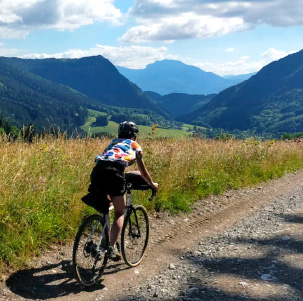 Vélo gravel sur les pistes du massif des Bauges en Savoie