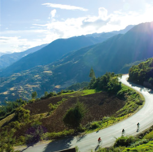 Vélos dans l'ascension d'un haut col en Colombie
