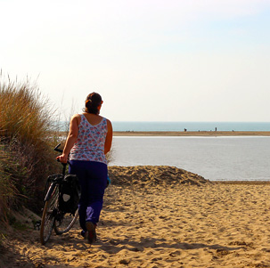 Arrivée à vélo sur la plage