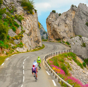 Vélo de route au printemps dans l'arrière pays niçois