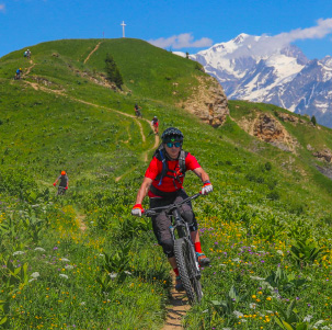 VTT avec en fond le Mont Blanc