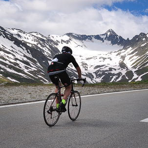 pendant l'ascension d'un col dans les Alpes, la neige n'est pas loin