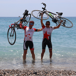 vélo avec sa sacoche sur une petite route de campagne