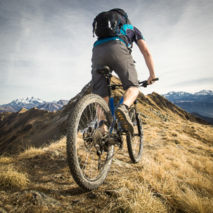 vélo avec sa sacoche sur une petite route de campagne