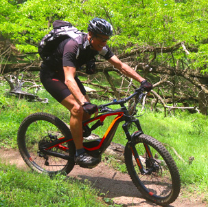 vététiste avec un moutain bike à assistance électrique