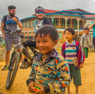 VTT en Birmanie, la joie des rencontres